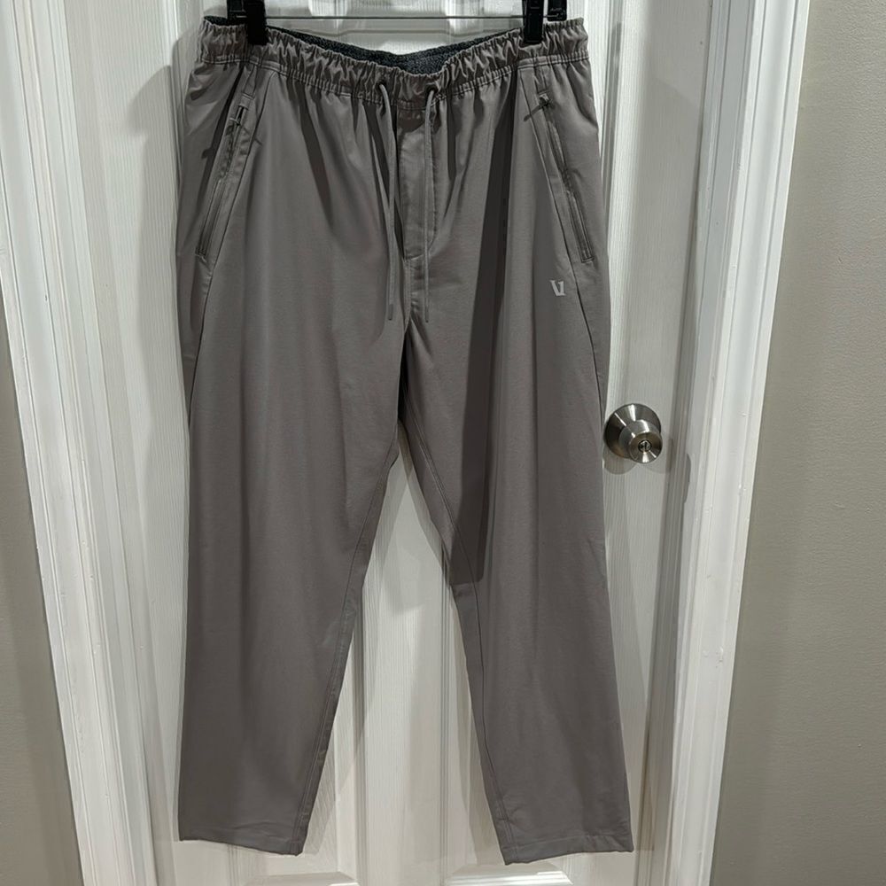 VUORI TRAIN TECH PANTS. SHIITAKE
